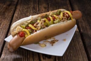 Lecker Hotdog mit bis zu 13 Zutanen zum selbstbelegen aus der Genuss Schleuder oder der Hotdog Schleuder